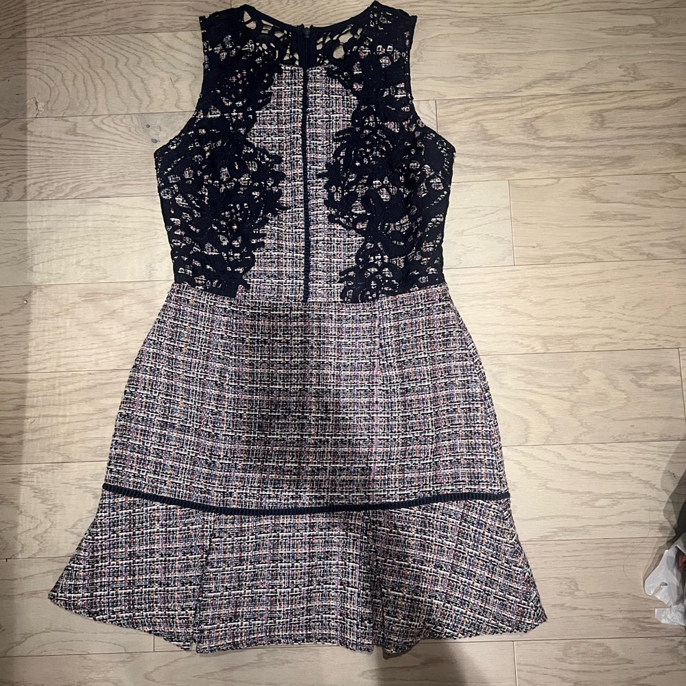 Multicolor flattering dress with lace back